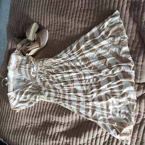 Loft size 6 tan-creme print dress